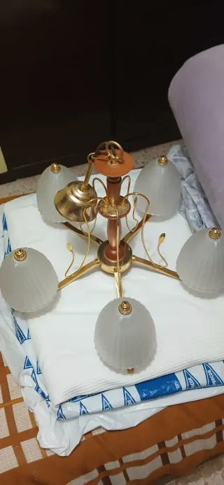 Lámpara de techo madera y metal dorada