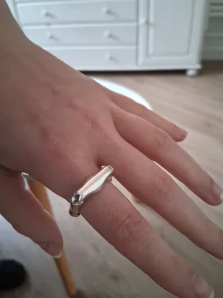 Anillo de plata con piedra negra