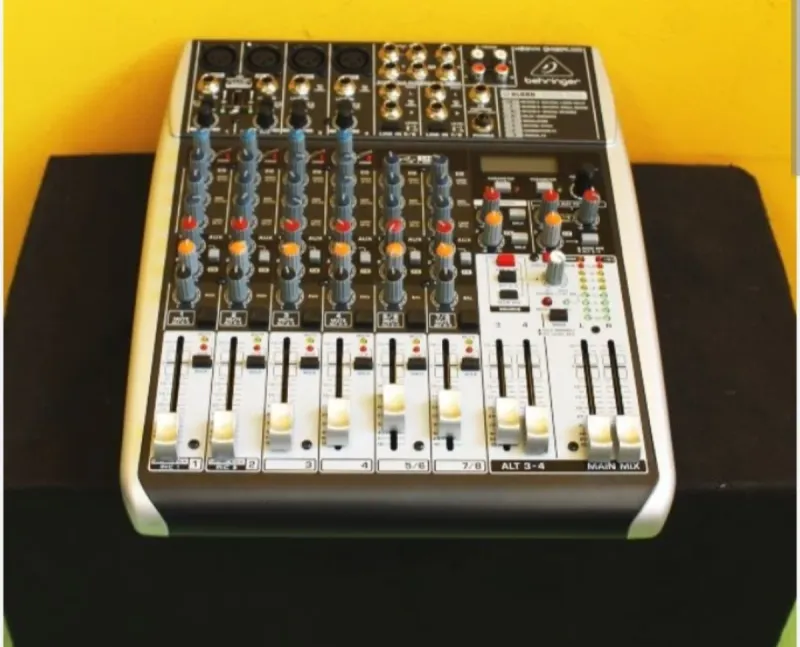 Mesa de Mezclas Behringer Xenyx QX1204USB