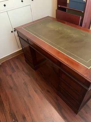 Escritorio clásico madera y cuero