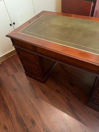 Escritorio clásico madera y cuero