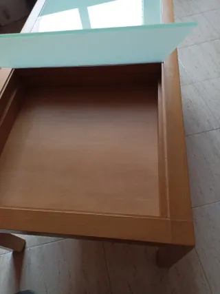 Tavolo da soggiorno in legno e vetro