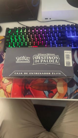 Caja Entrenador Élite Destinos de Paldea Pokémon