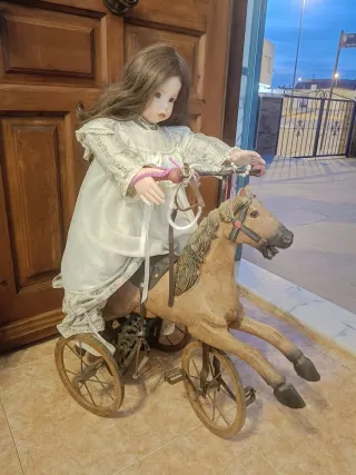 Muñeca porcelana con caballo