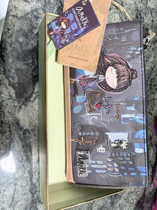 Cartera de piel beige y azul