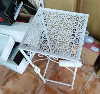 Mesa auxiliar metal blanca diseño calado