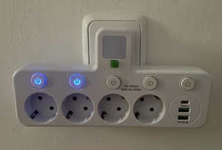 Regleta 4 enchufes europeos con USB y luz