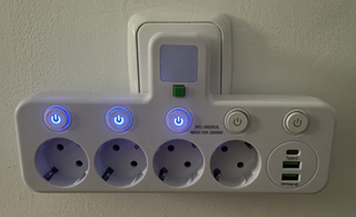 Regleta 4 enchufes europeos con USB y luz