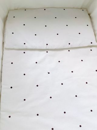 Minicuna de madera con ruedas