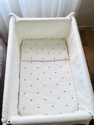 Minicuna de madera con ruedas