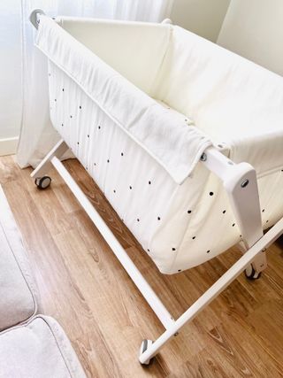 Minicuna de madera con ruedas