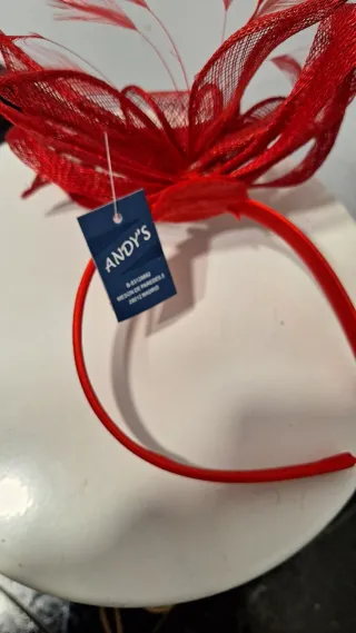 Tocado rojo con plumas