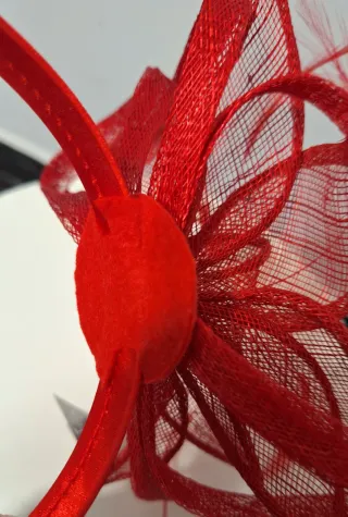 Tocado rojo con plumas