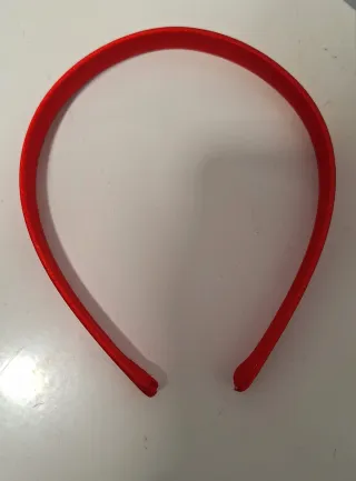 Tocado rojo con plumas