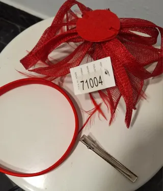 Tocado rojo con plumas