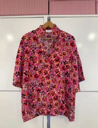 Camisa estampada de flores color rosa de lefties