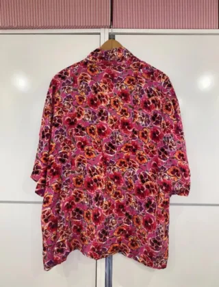 Camisa estampada de flores color rosa de lefties