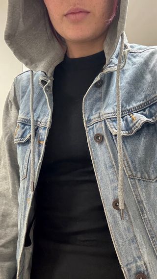 Chaqueta tejana denim y sudadera gris