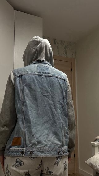 Chaqueta tejana denim y sudadera gris