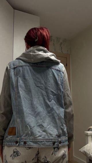 Chaqueta tejana denim y sudadera gris