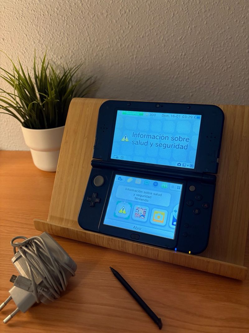New Nintendo 3DS XL Azul  – Con cargador + lápiz