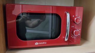 Microondas rojo Mandine