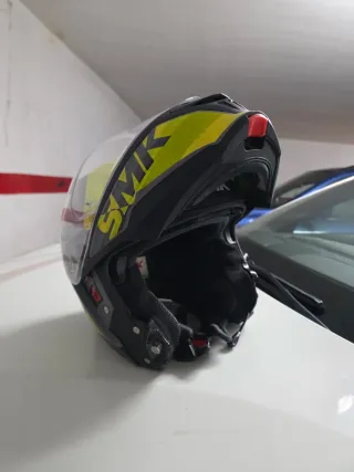 Casco Modular Negro y Amarillo marca SMK