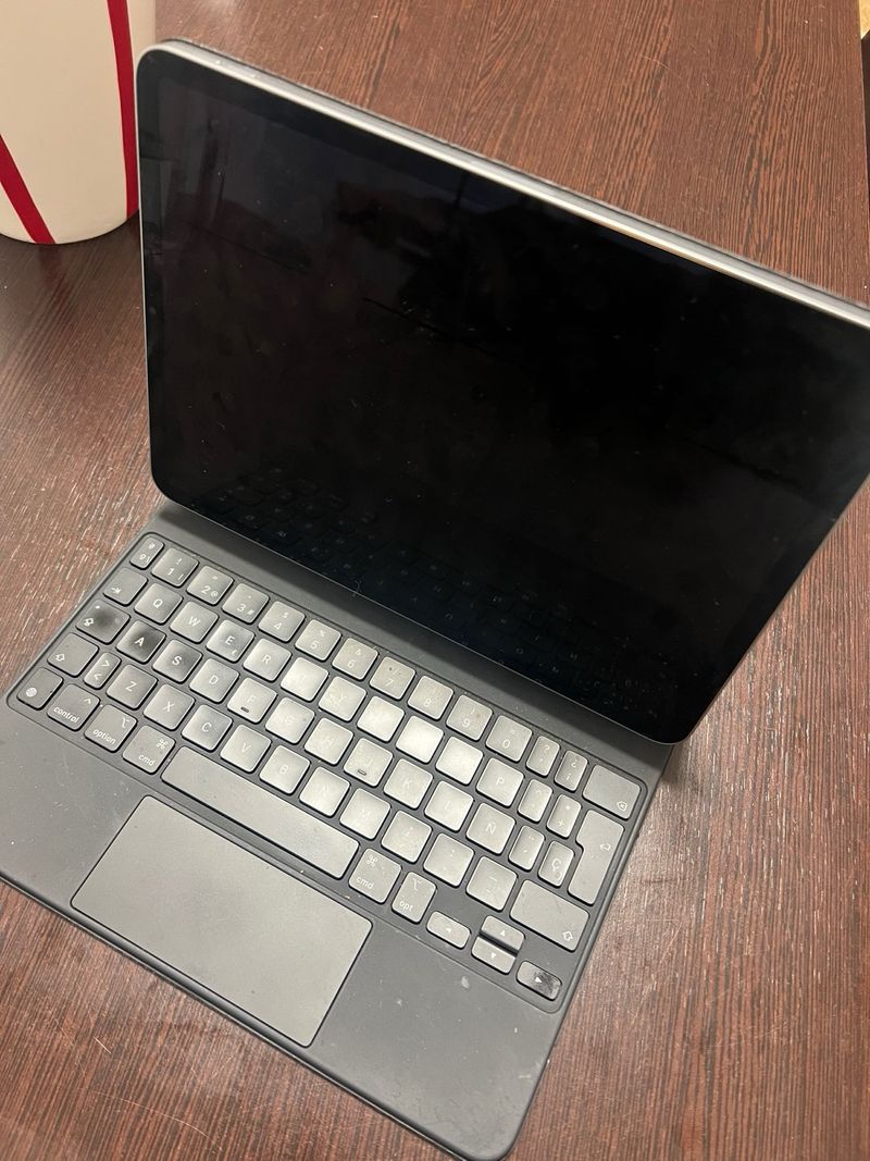 iPad Pro + funda con teclado apple y cargador afbeelding 4