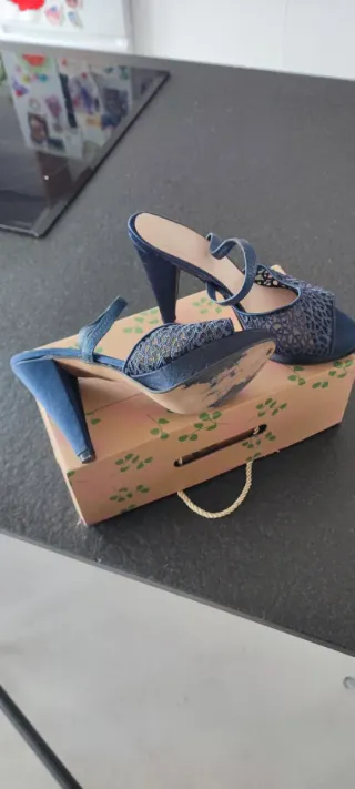 Sandalias de tacón azul oscuro talla 38.