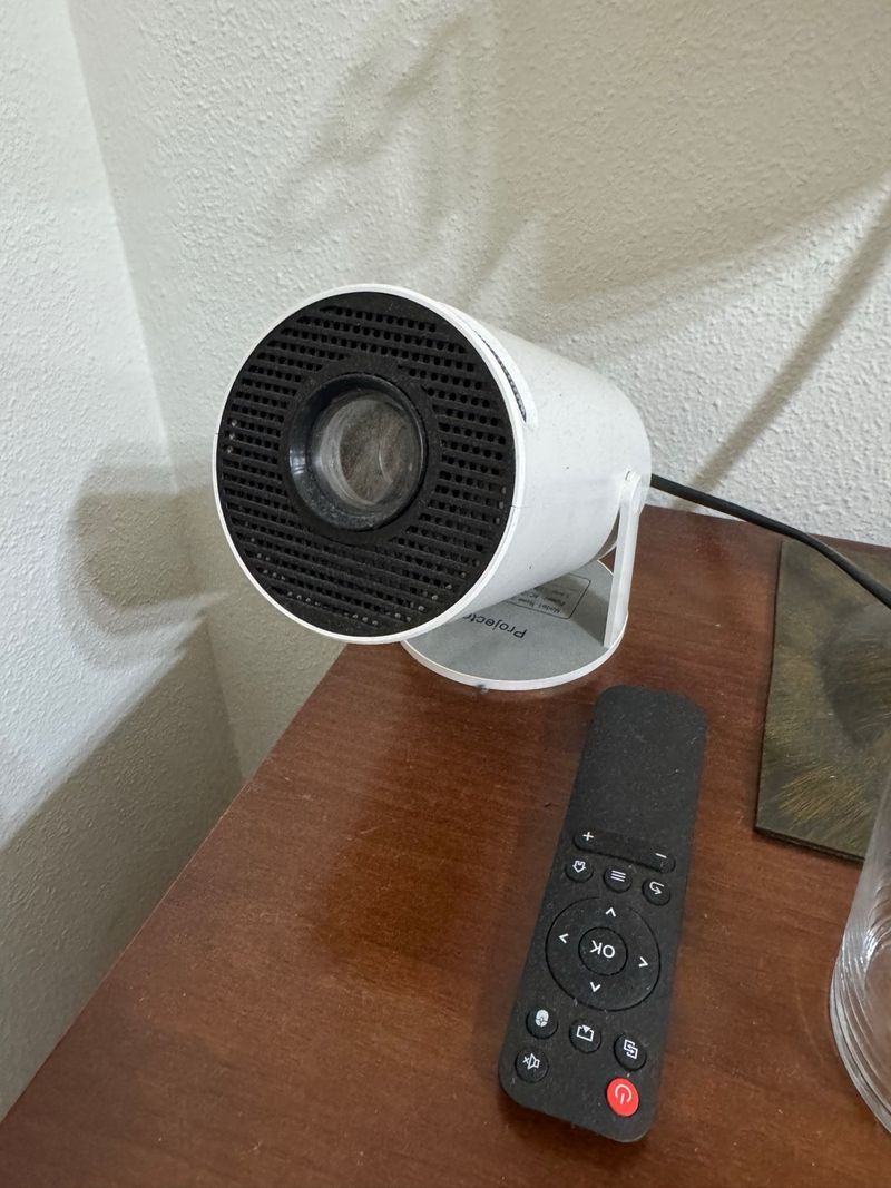 Proyector blanco en perfecto estado, con mando