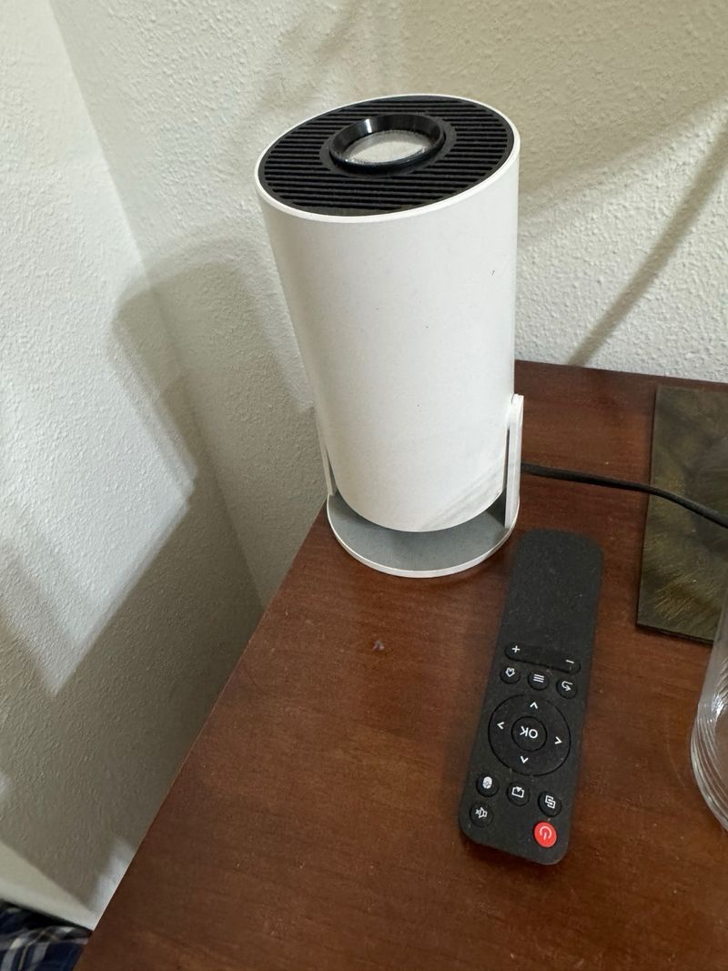 Proyector blanco en perfecto estado, con mando afbeelding 2