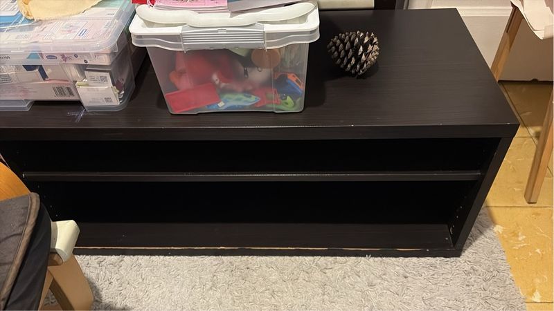 Mesa TV oscura con estantes