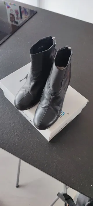 Botines de piel negras tacón talla 38.