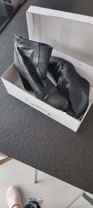 Botines de piel negras tacón talla 38.