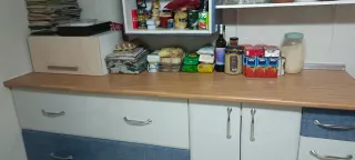 Muebles de cocina blancos y azules