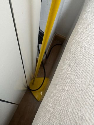 Lámpara de pie amarilla y blanca