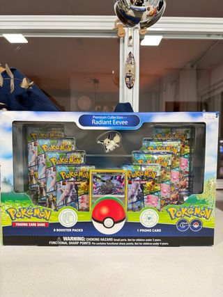Colección Premium Radiant Eevee Pokémon GO