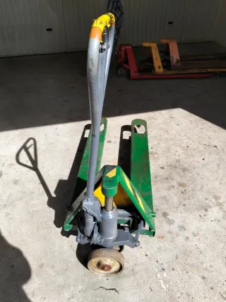 Transpaleta manual verde