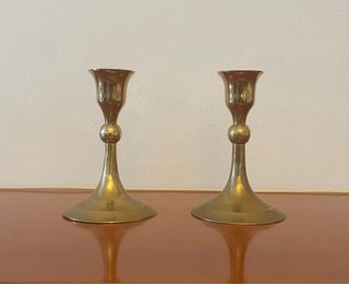 Candelabros dorados de metal