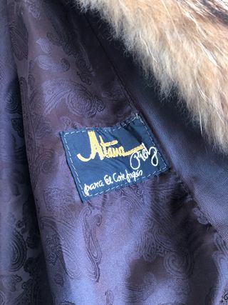 Abrigo de piel marrón con cuello de pelo