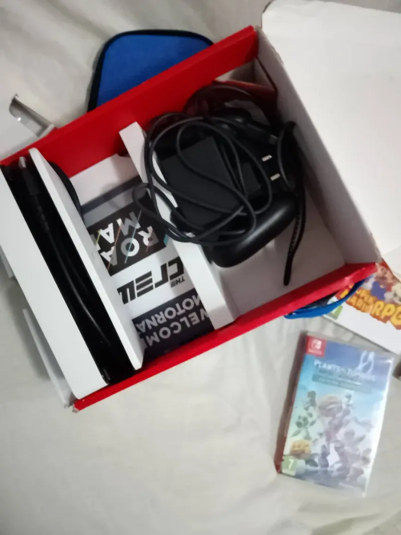 Nintendo Switch Blanca/Roja Como Nueva