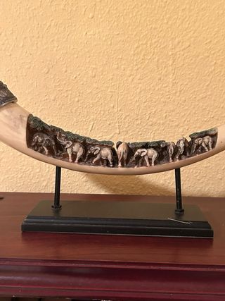 Diente de mamut vintage con elefantes