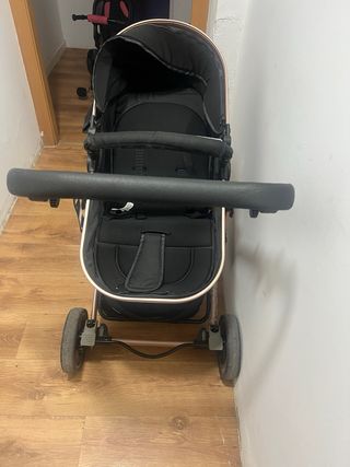 Cochecito de bebé negro y dorado