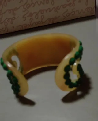 Pulsera con flores y abalorios verdes