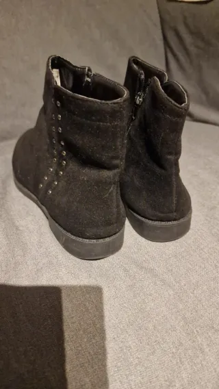 Botines negros con tachuelas