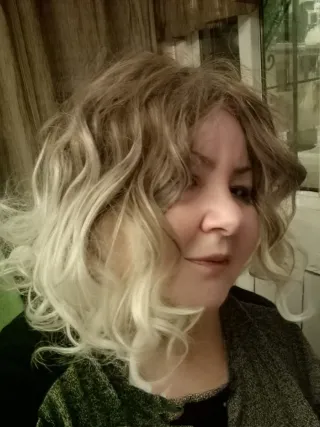 Peluca rizada degradada gris y rubia