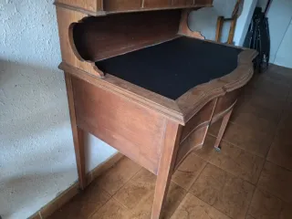 Escritorio de madera con tapa de cuero