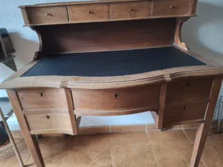Escritorio de madera con tapa de cuero