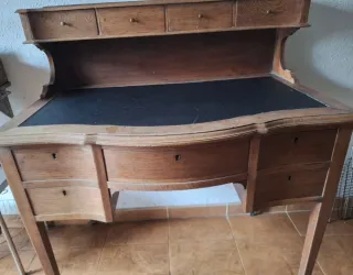 Escritorio de madera con tapa de cuero