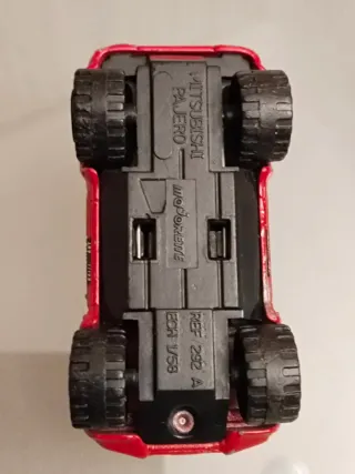 Coche de juguete Mitsubishi Montero Rojo